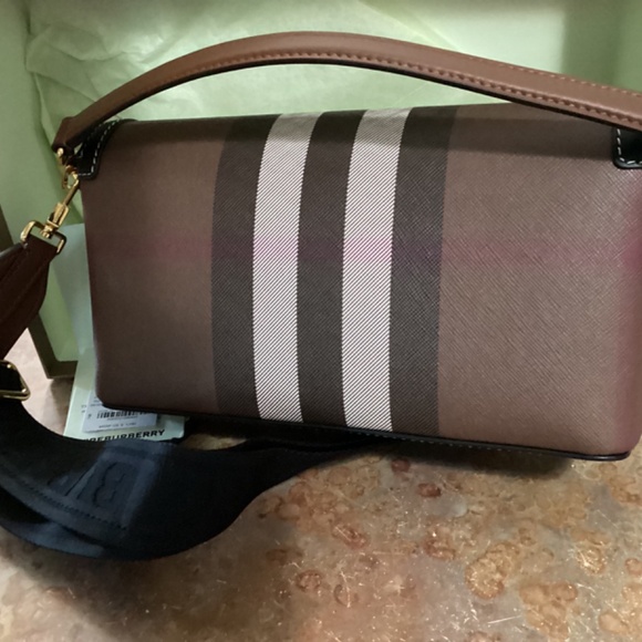 Burberry - Picture 2 of 8